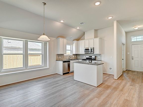 4th image of 665 Woodhaven Lakes Dr