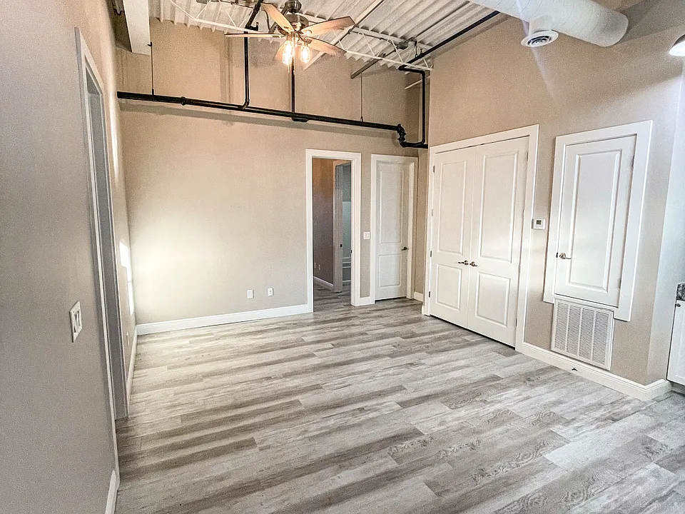 902 Howard Ave #9