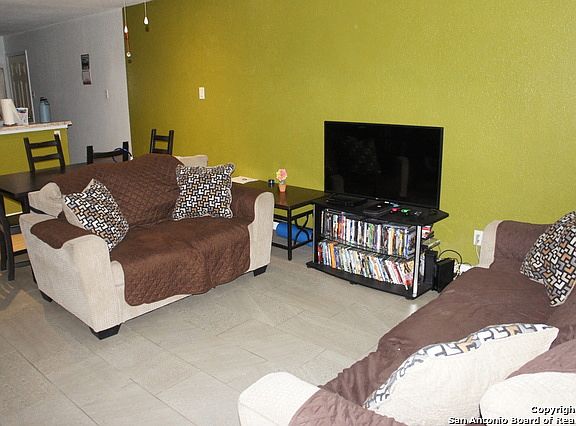 3rd image of 2330 Hicks Ave