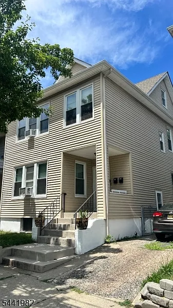 3 bed, 1.0 bath, $2,200 — Photo 2