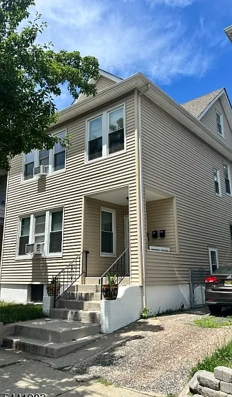 52 Christie Ave — Photo 2