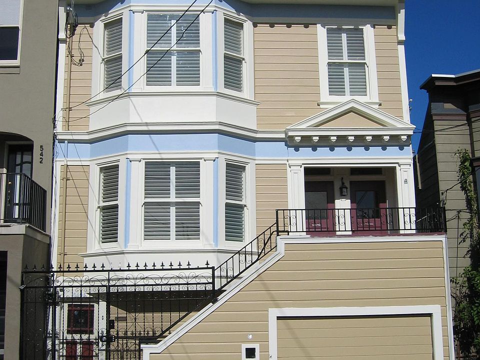Middle floor flat with separate entrance facing east.