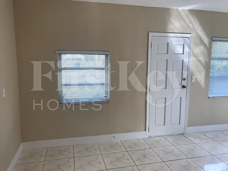 17470 NE 19th Ave — Photo 7