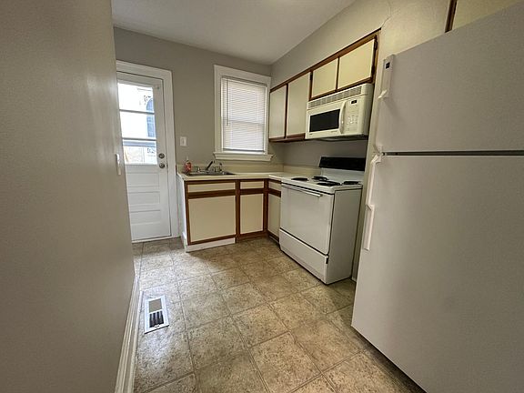 3rd image of 1076 Otis Blvd