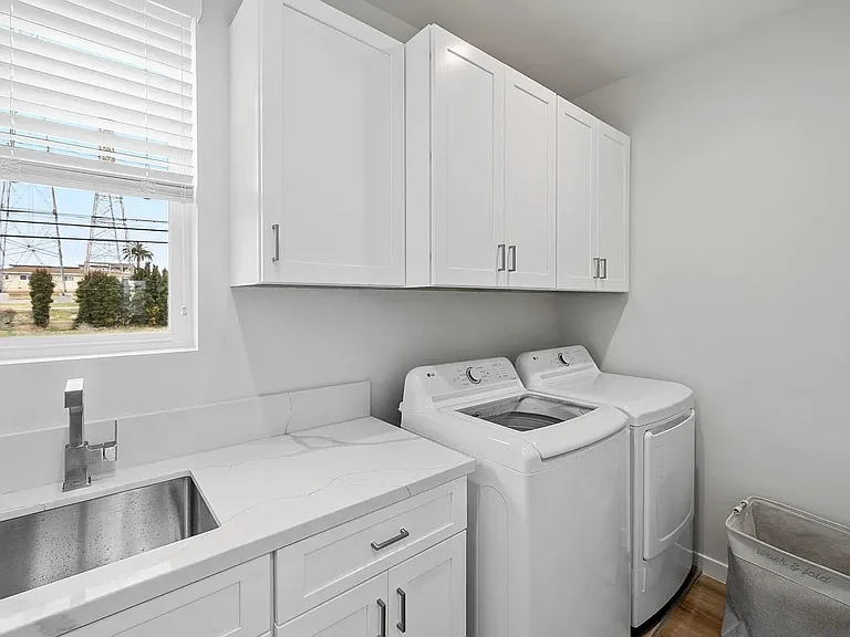 2423 Curtis Ave — Photo 5