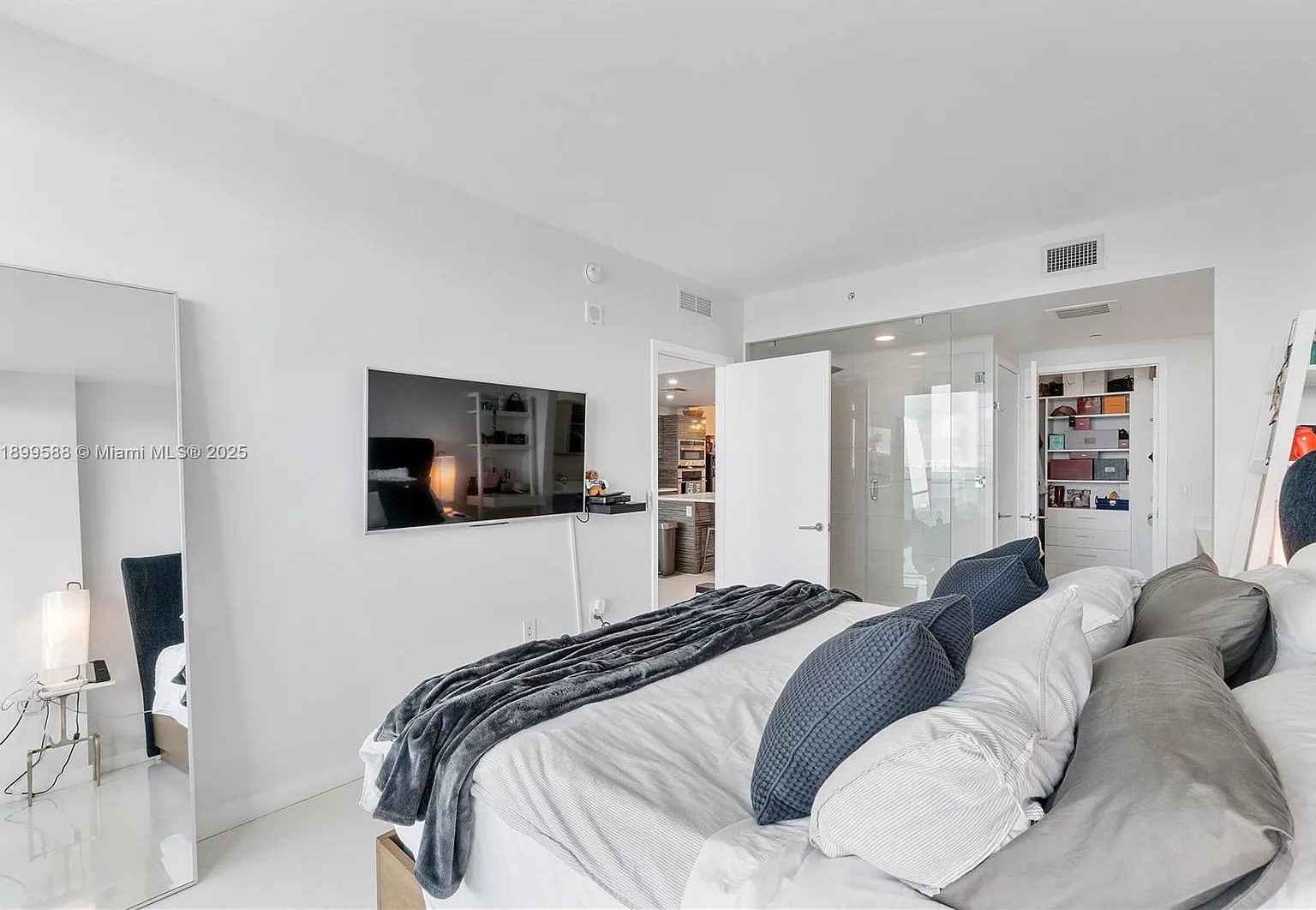 2 bed, 2.0 bath, 1107 sqft, $4,800 — Photo 4