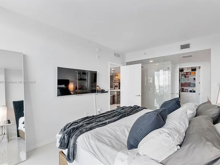 460 NE 28th St #2103 — Photo 4