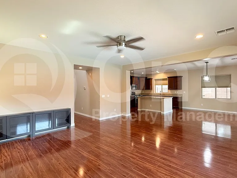 1142 E Sourwood Dr — Photo 4