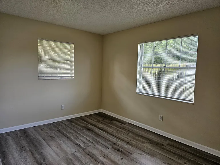 1360 Park Ln — Photo 3