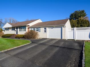 27 1/2 Greenway Dr N, Syosset, NY 11791