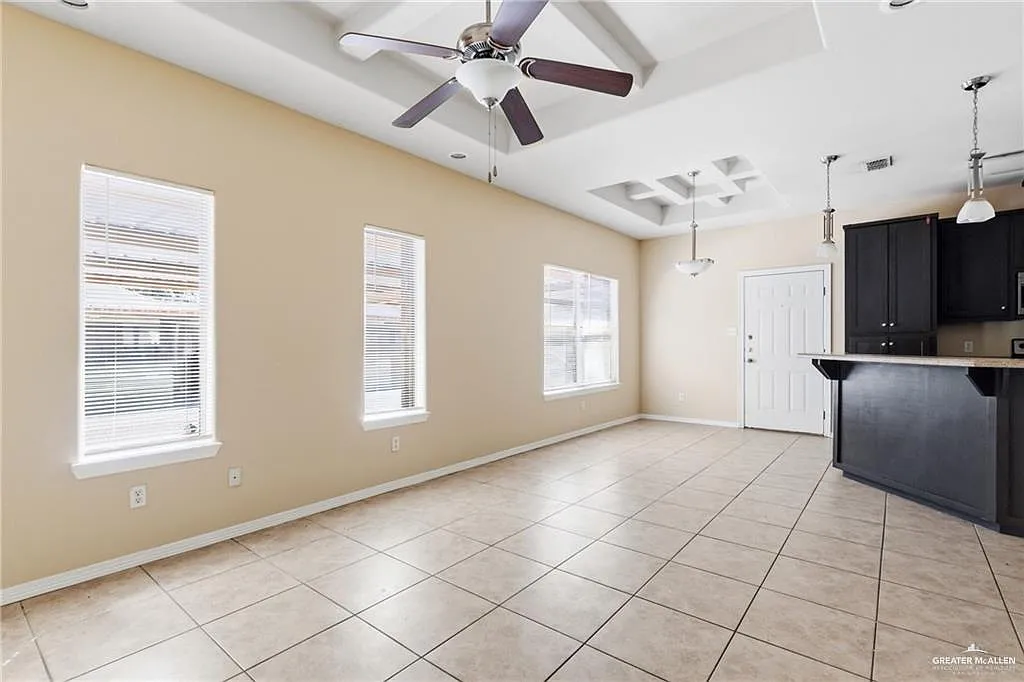 3 bed, 2.0 bath, 4160 sqft, $1,000 — Photo 2