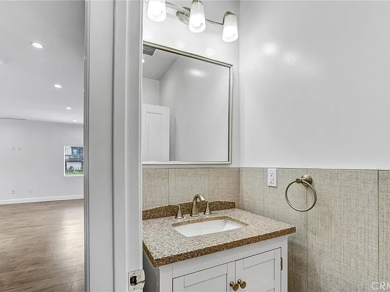 6711 Clybourn Ave — Photo 22