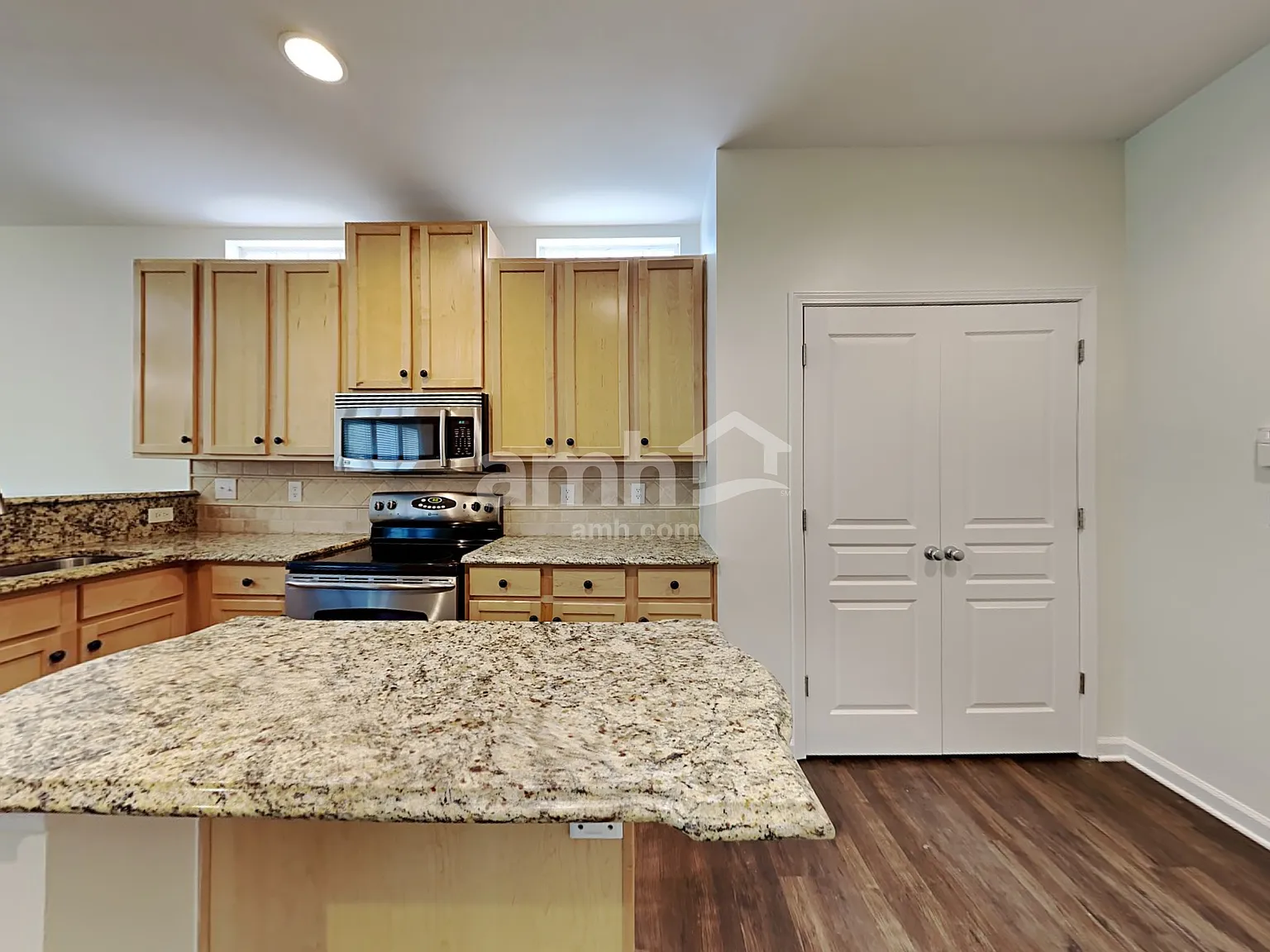 3 bed, 2.5 bath, 2020 sqft, $2,330 — Photo 4