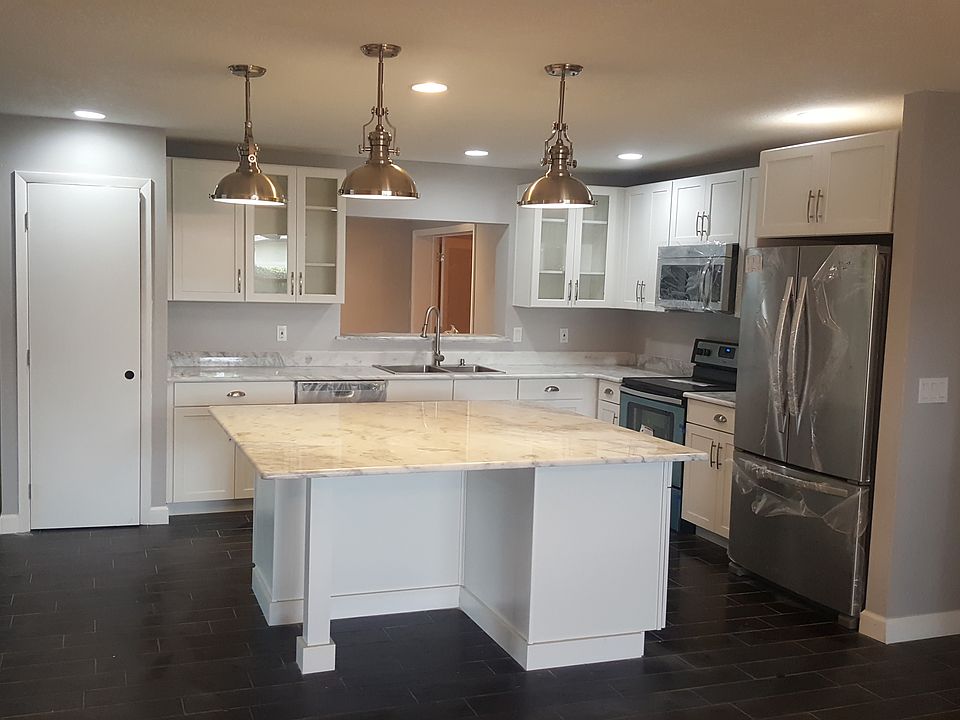 Gourmet Kitchen w/ huge island
