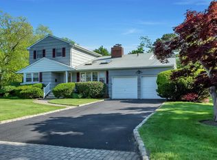 2 Larkspur Dr, West Islip, NY 11795