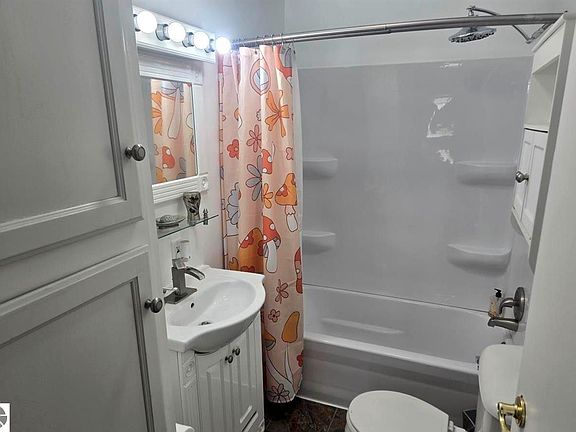 3rd image of 425 Wright St