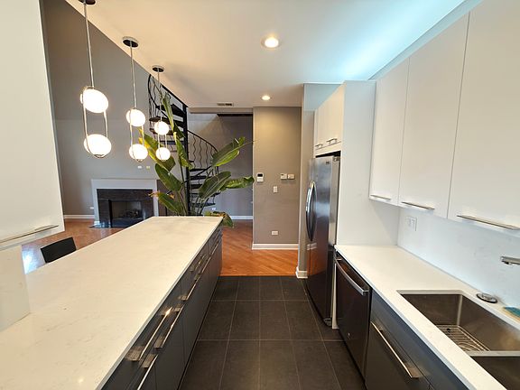 5th image of 2021 W Division St #2