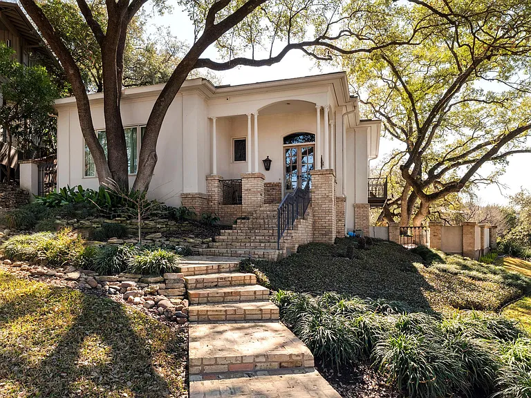 2701 Scenic Dr — Photo 1