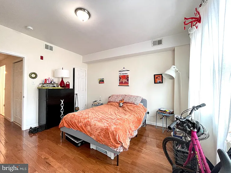 1131 Green St #2 — Photo 4