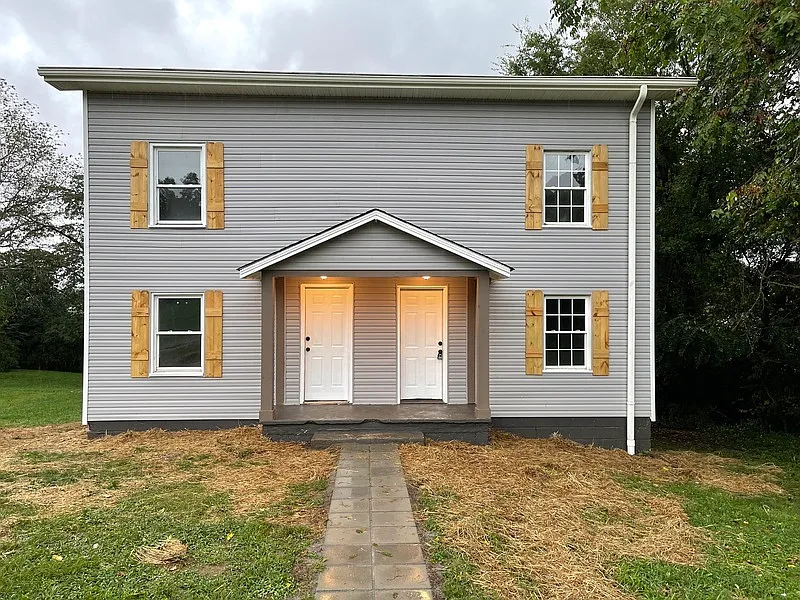 2 bed, 1.0 bath, 858 sqft, $1,300 — Photo 1