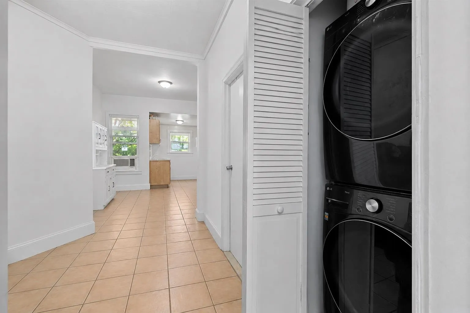 2 bed, 1.0 bath, $2,650 — Photo 2