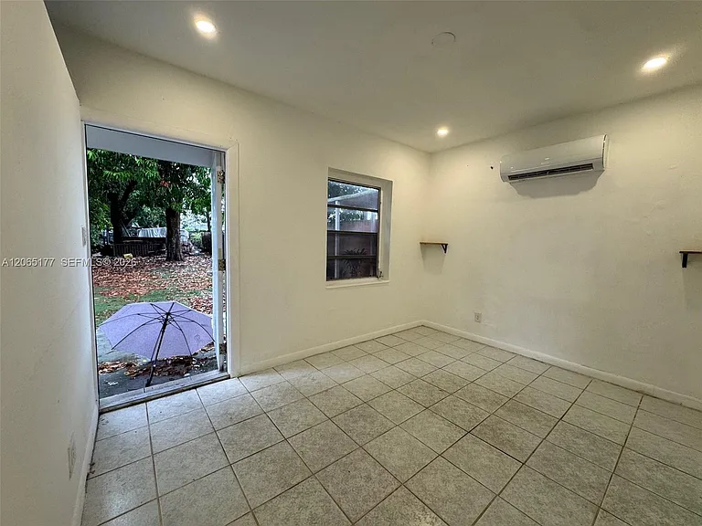 2380 NW Flagler Ter #R — Photo 4