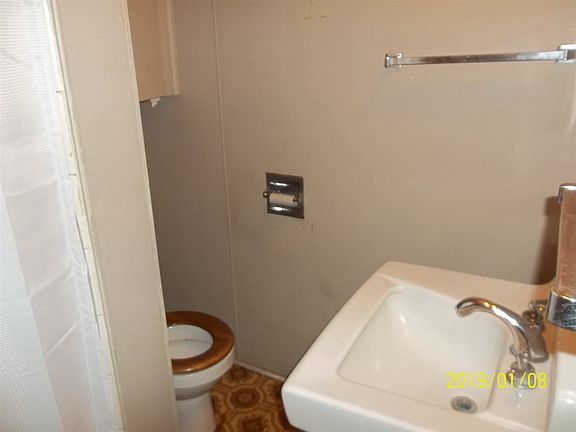 4th image of 716 S Summit St