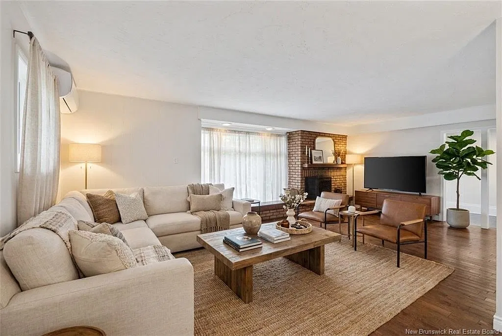 4 bed, 2.0 bath, 2780 sqft, $3,450 — Photo 3