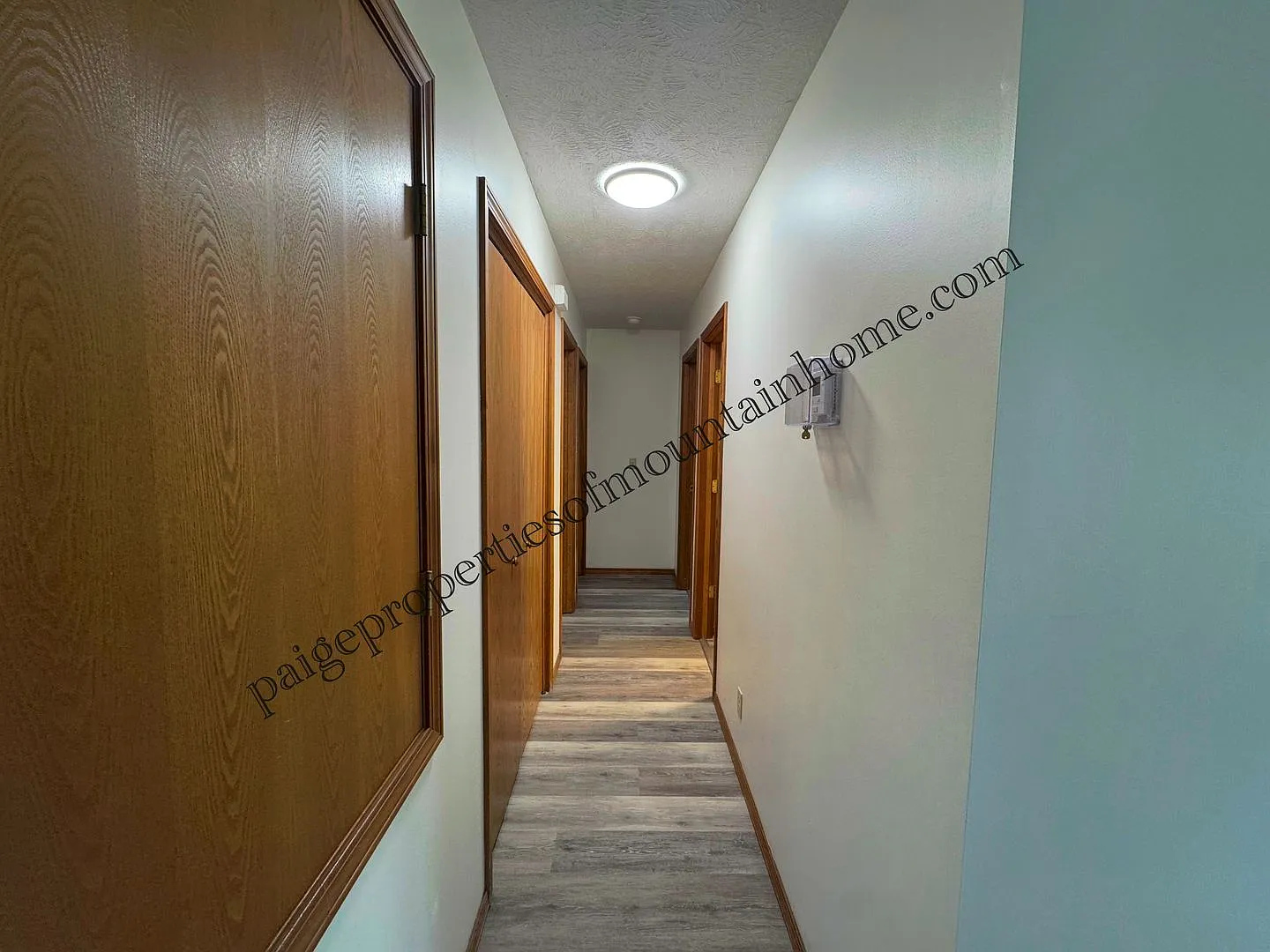 Bright & Spacious 3 Bed / 2 Bath Home in Town! — Photo 3