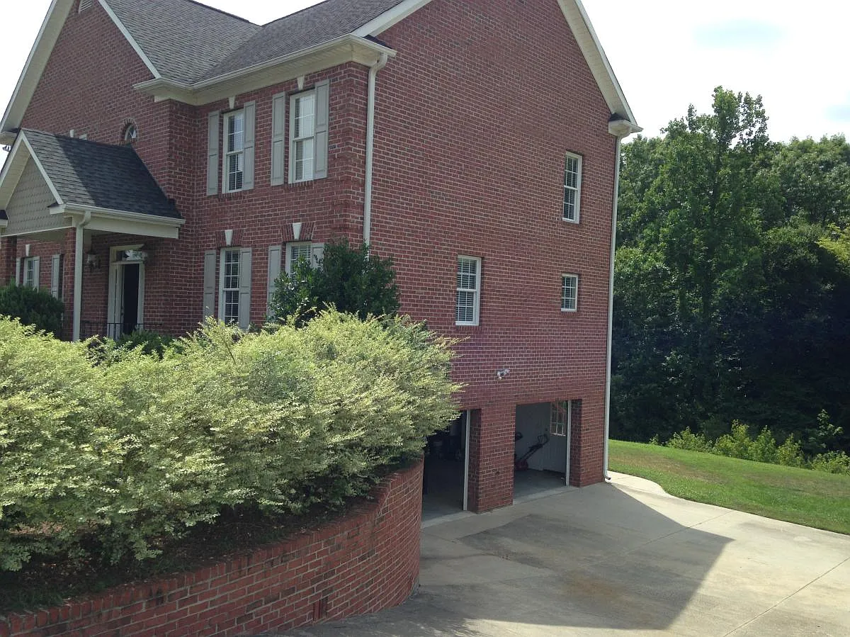 4 bed, 3.5 bath, 3350 sqft, $2,975 — Photo 2