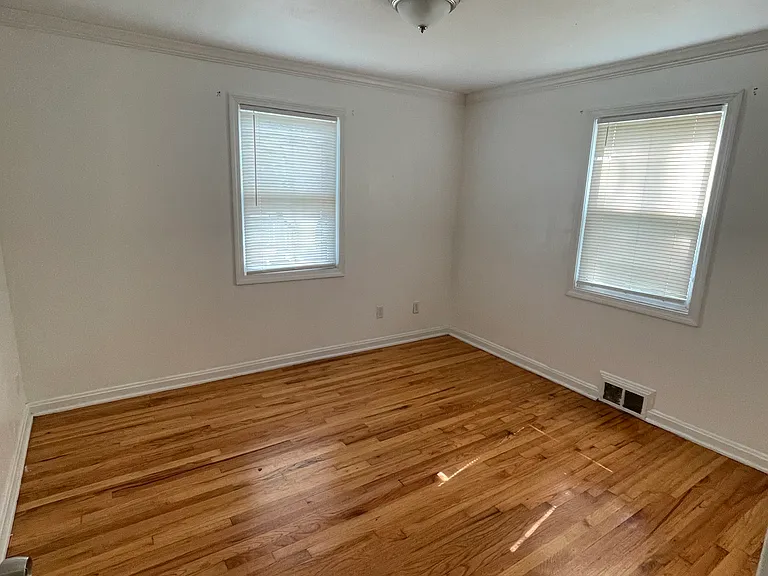 135 Mercer Ave — Photo 7