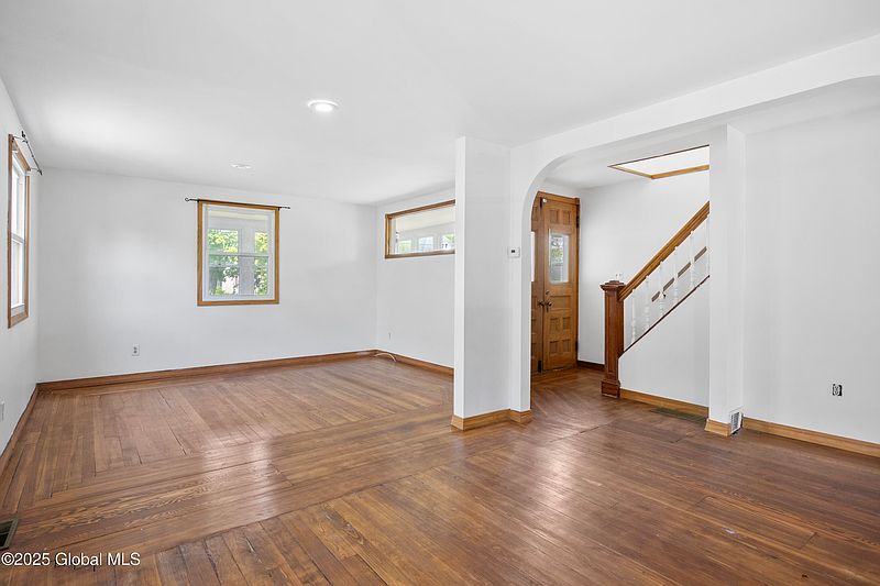 4th image of 910 Draper Avenue