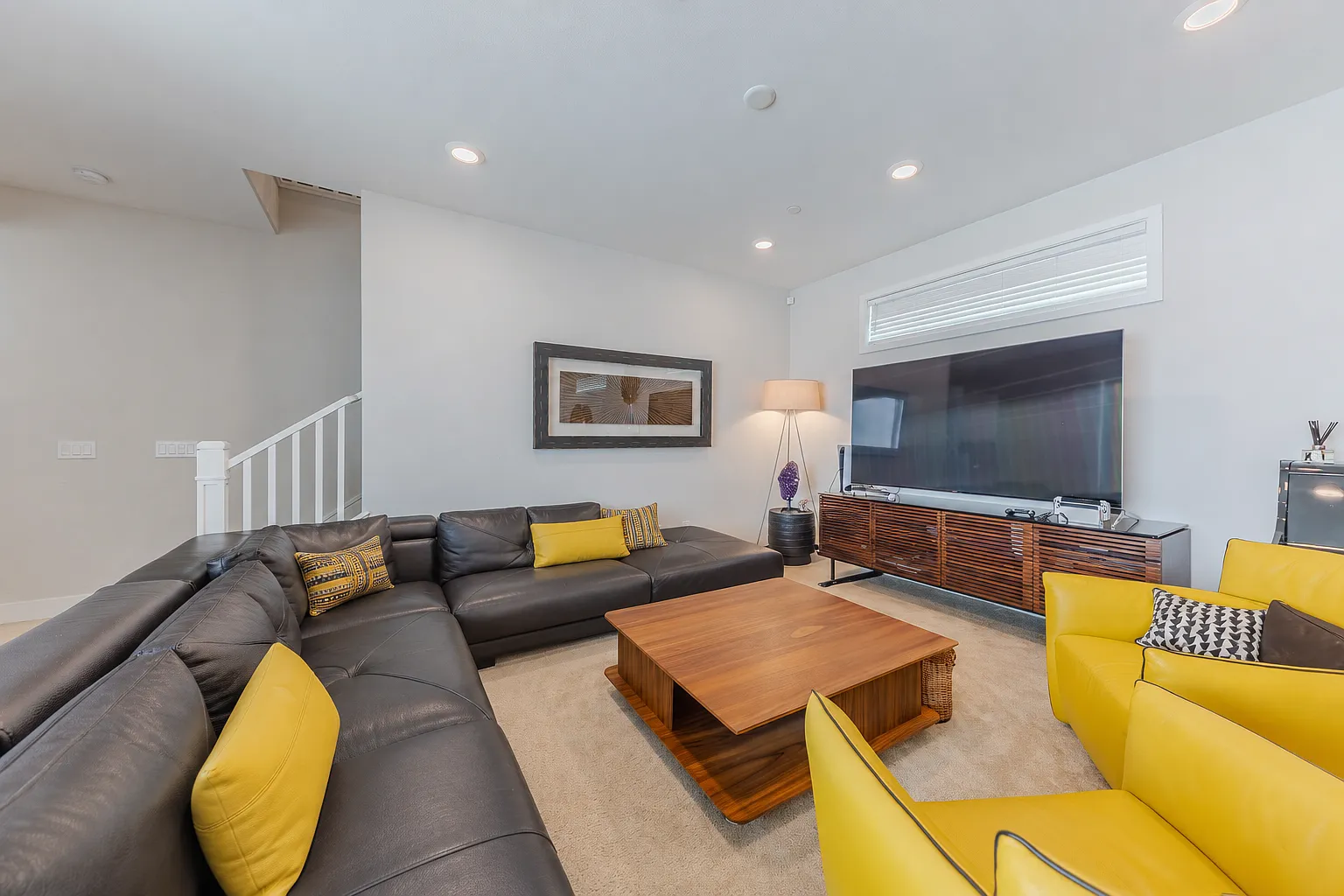 3 bed, 2.5 bath, 2452 sqft, $9,900 — Photo 2