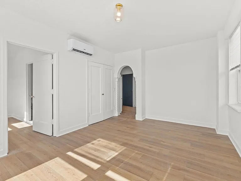 St. Regis Apartments — Photo 67