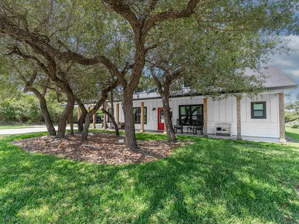 140 E Lake Dr, Rockport, TX 78382