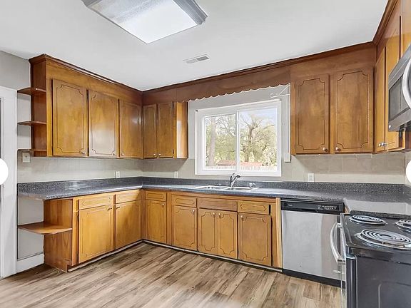 3rd image of 16 Oak Forest Dr