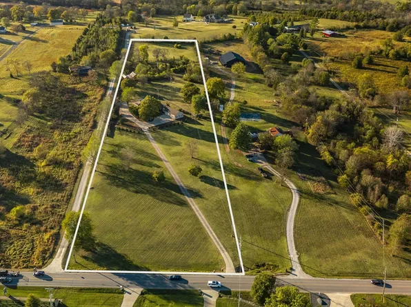 1745 Saundersville Rd, Hendersonville, TN 37075