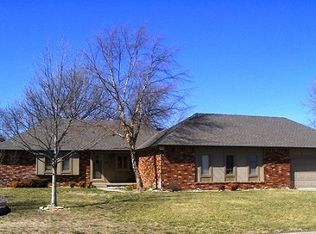 860 Trinity Ct, Newton, KS 67114