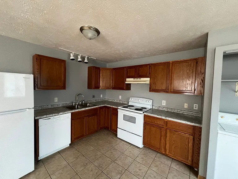 105 W B St — Photo 4