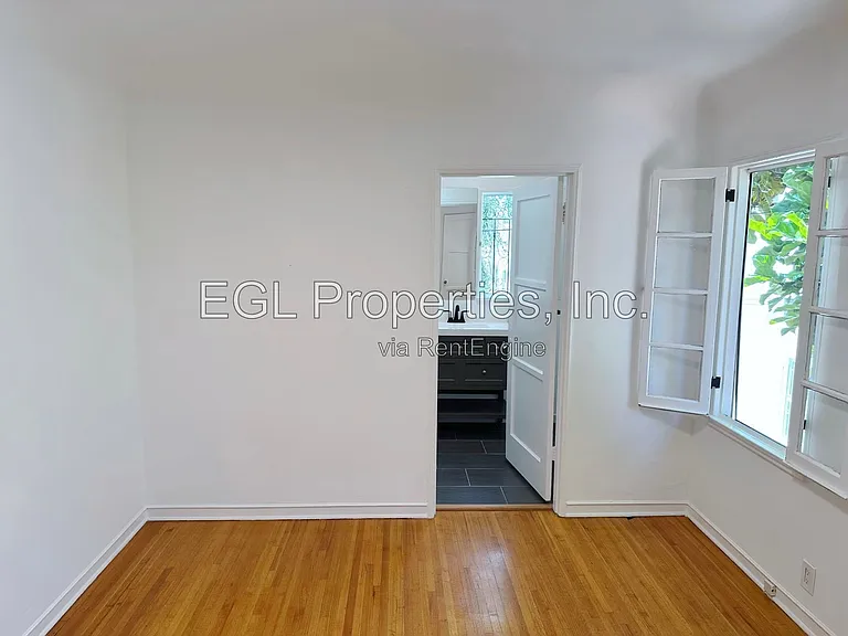 1016 1/2 S Crescent Heights Blvd — Photo 9