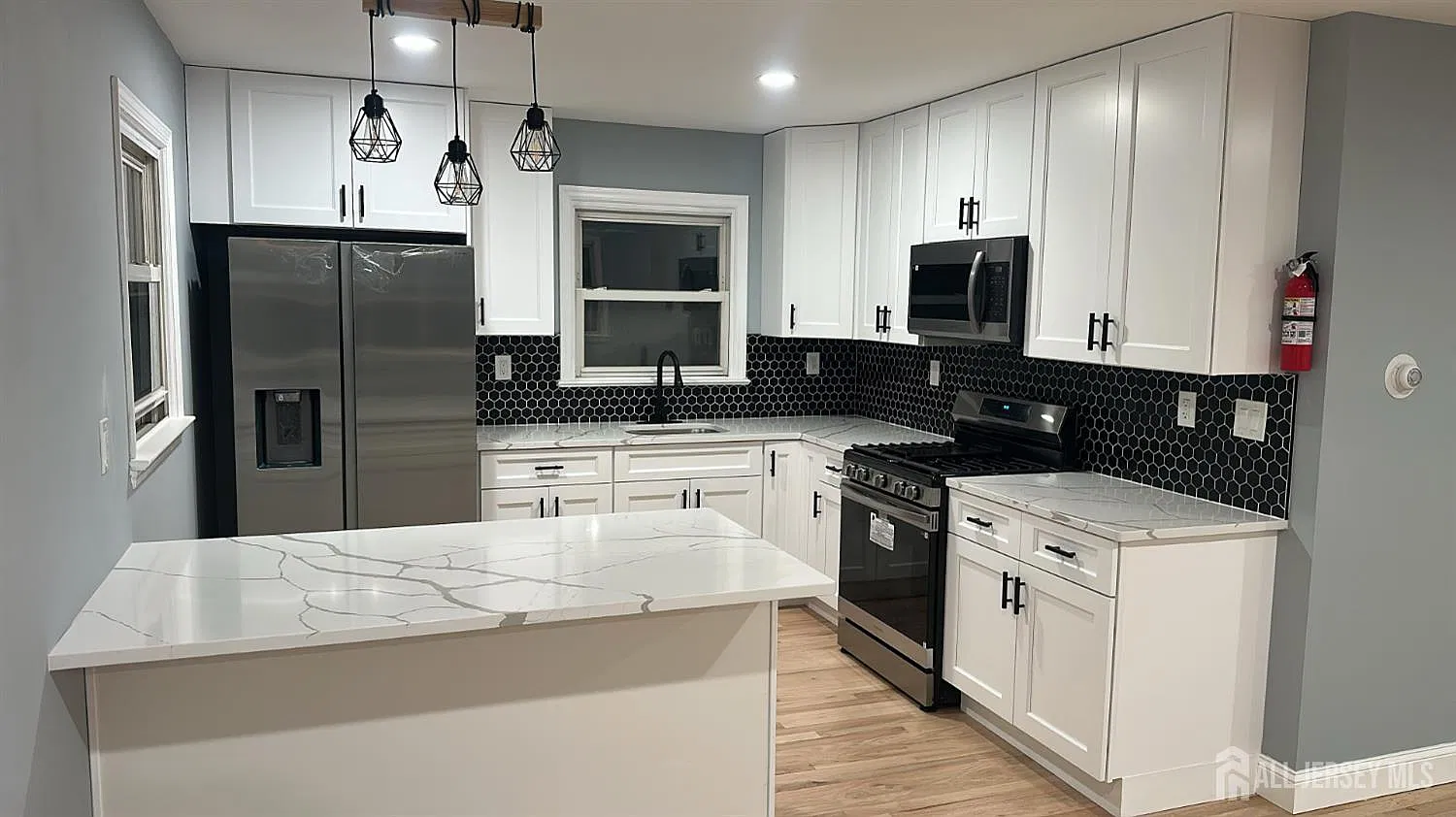 3 bed, 1.0 bath, 2128 sqft, $2,800 — Photo 4