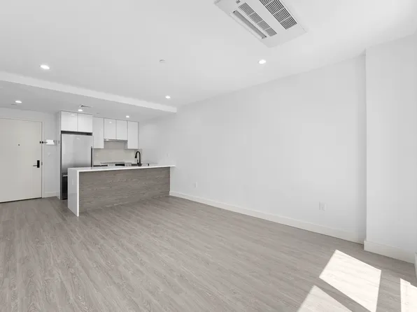 46-40 Vernon Boulevard image 1 of 19