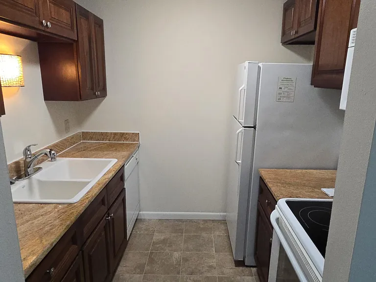 Chateau Apartments — Photo 16