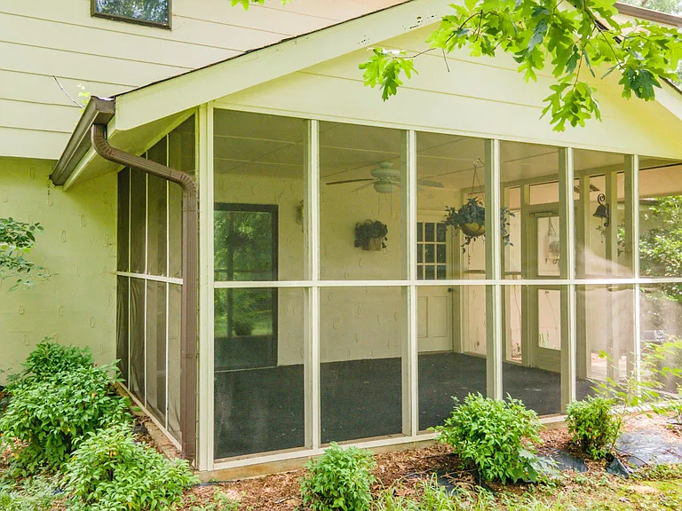 916 Huntington Cir — Photo 8