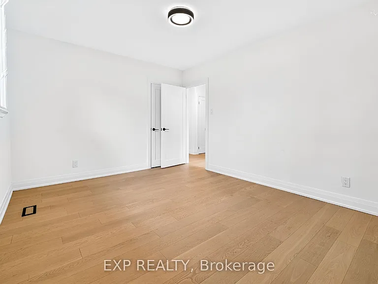 39 Treadgold Cres — Photo 9