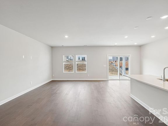 4th image of 2460 Chartwell St
