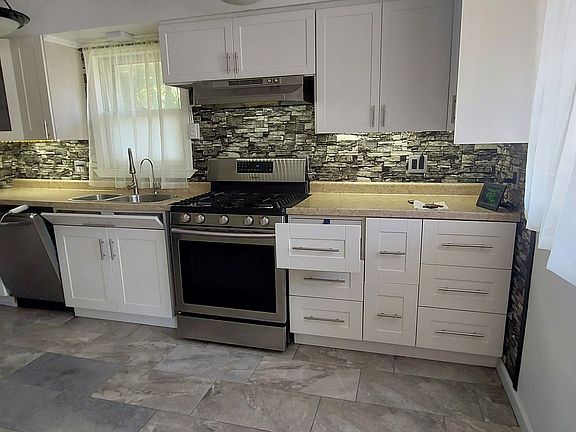 4th image of 704 S Neltnor Blvd