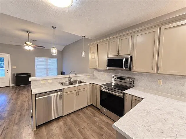 3 bed, 2.0 bath, 1211 sqft, $1,400 — Photo 4
