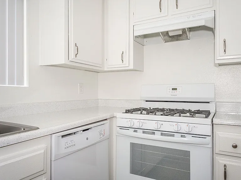 321 N Cedar St — Photo 45