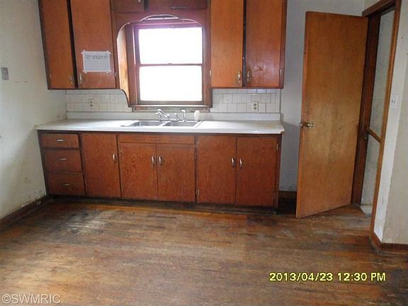 5th image of 1747 E Britain Ave